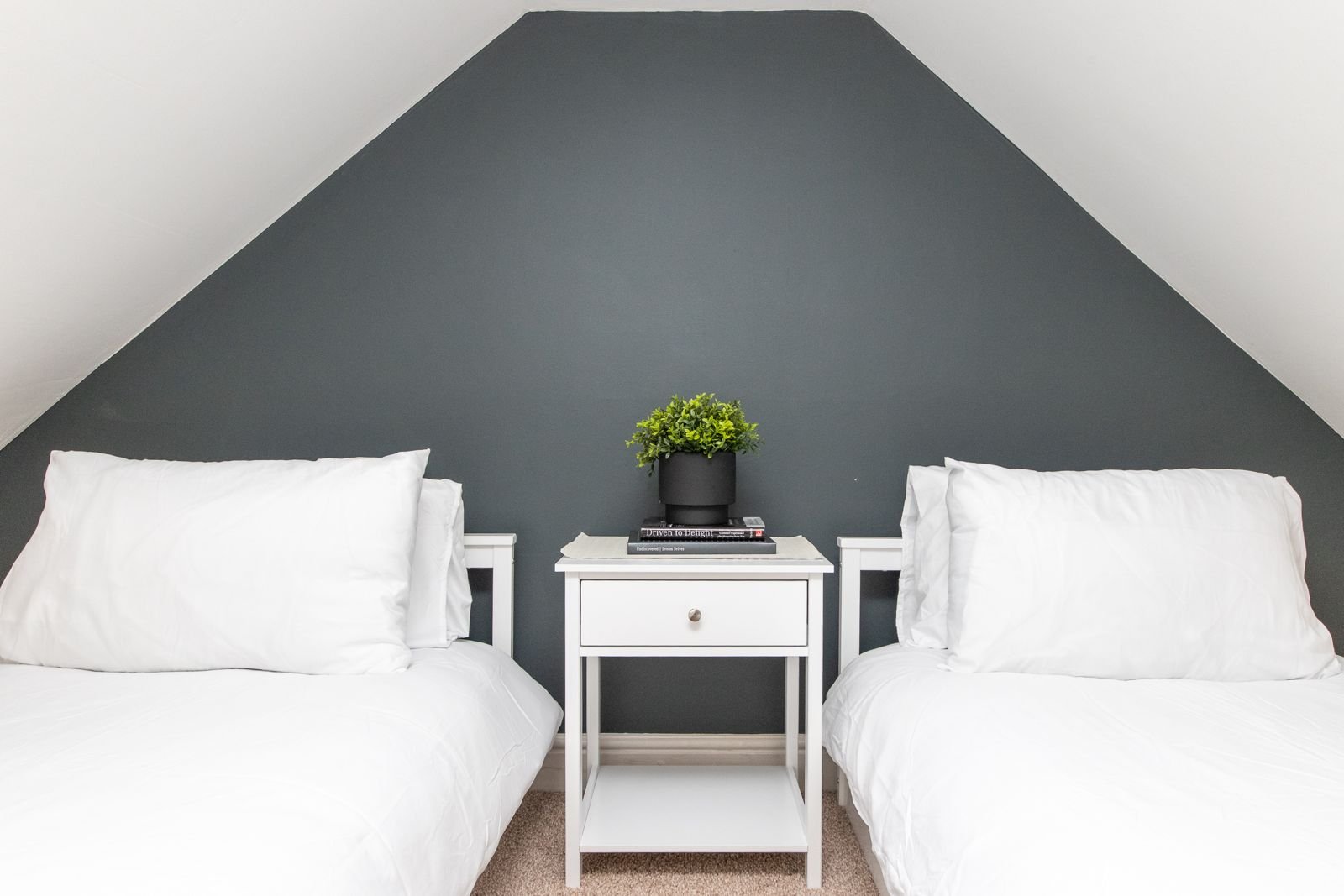 Surrey Holiday Homes | Furnished Cottages and Apartments Egham Book-Surrey-Holiday-Homes-near-Egham-and-Heathrow-Airport.-Ideal-for-family-stays,-business-trips,-and-extended-accommodation.-Book-Now