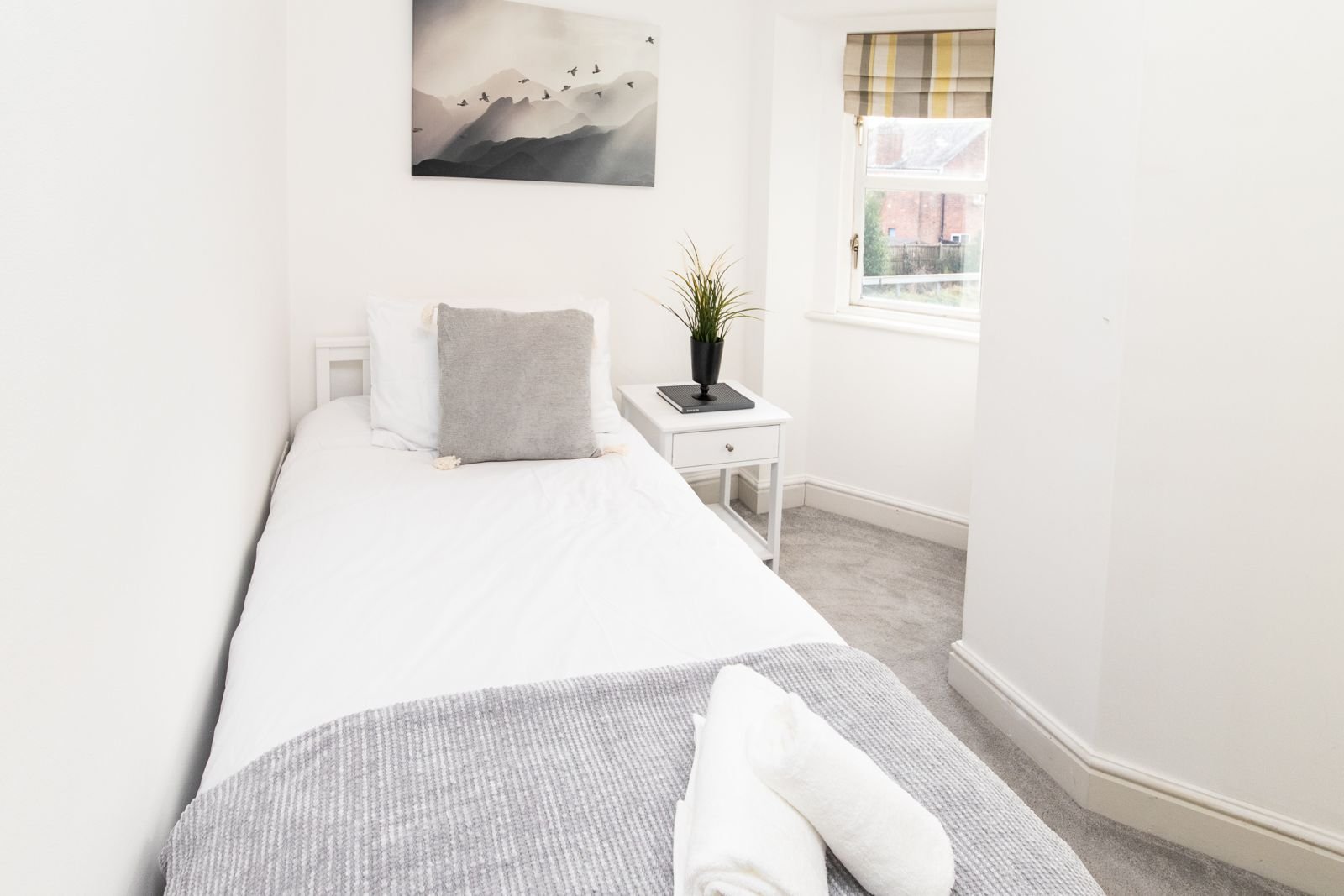 Surrey Holiday Homes | Furnished Cottages and Apartments Egham Book-Surrey-Holiday-Homes-near-Egham-and-Heathrow-Airport.-Ideal-for-family-stays,-business-trips,-and-extended-accommodation.-Book-Now