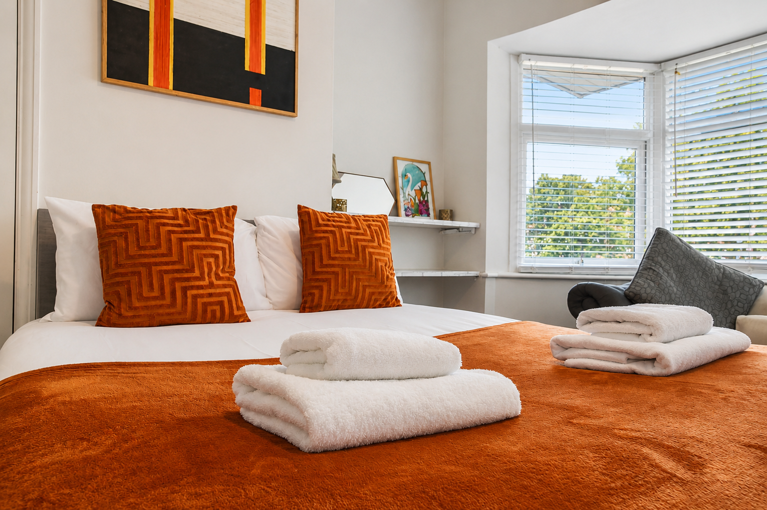 Greenford Short Let Rentals | Spacious 3 Bedroom Apartment Book-a-spacious-3-bed-short-let-in-Greenford,-ideal-for-corporate-stays,-contractors,-families-and-extended-London-visits.