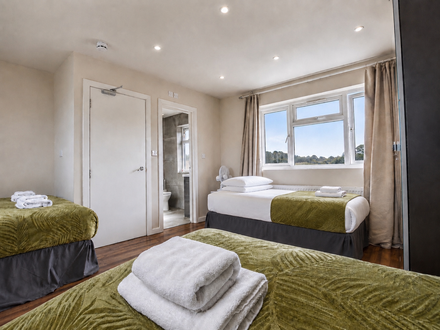 Greenford Short Let Rentals | Spacious 3 Bedroom Apartment Book-a-spacious-3-bed-short-let-in-Greenford,-ideal-for-corporate-stays,-contractors,-families-and-extended-London-visits.