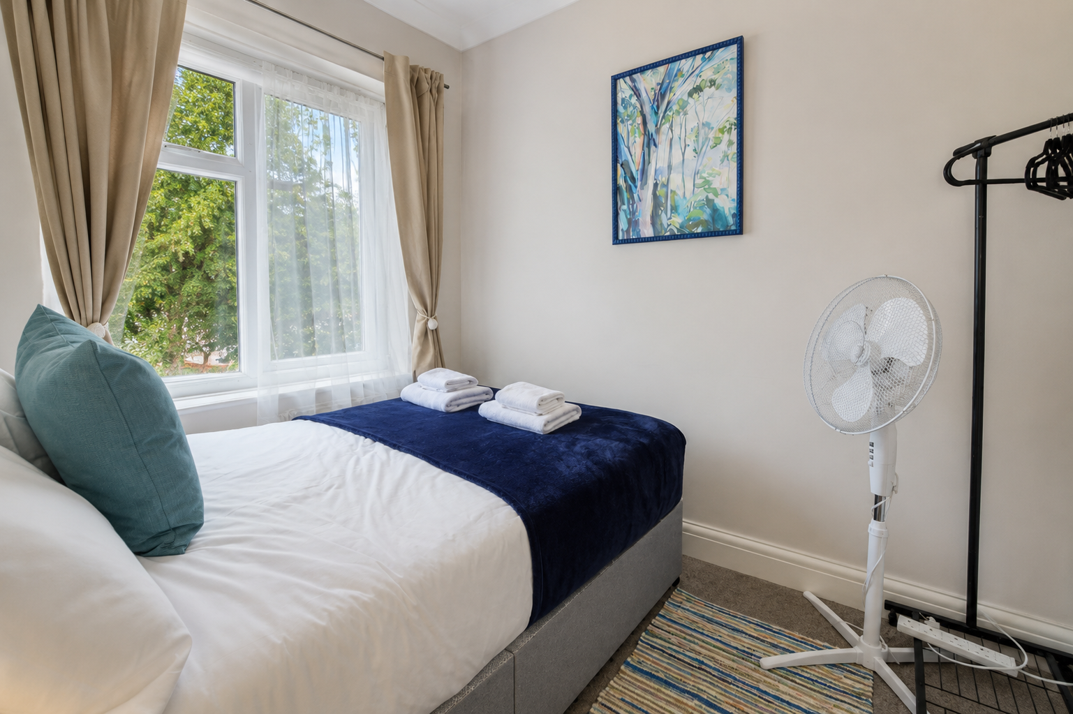 Book a spacious 3-bed short let in Greenford, ideal for corporate stays, contractors, families and extended London visits.