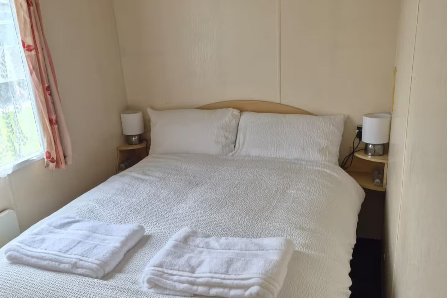 Pet Friendly Accommodation Isle of Whight | The Fairway Apartment Enjoy-pet-friendly-accommodation-in-Sandown,-Isle-of-Wight.-This-two-bedroom-apartment-sleeps-four-and-offers-parking-and-easy-access-to-beaches.