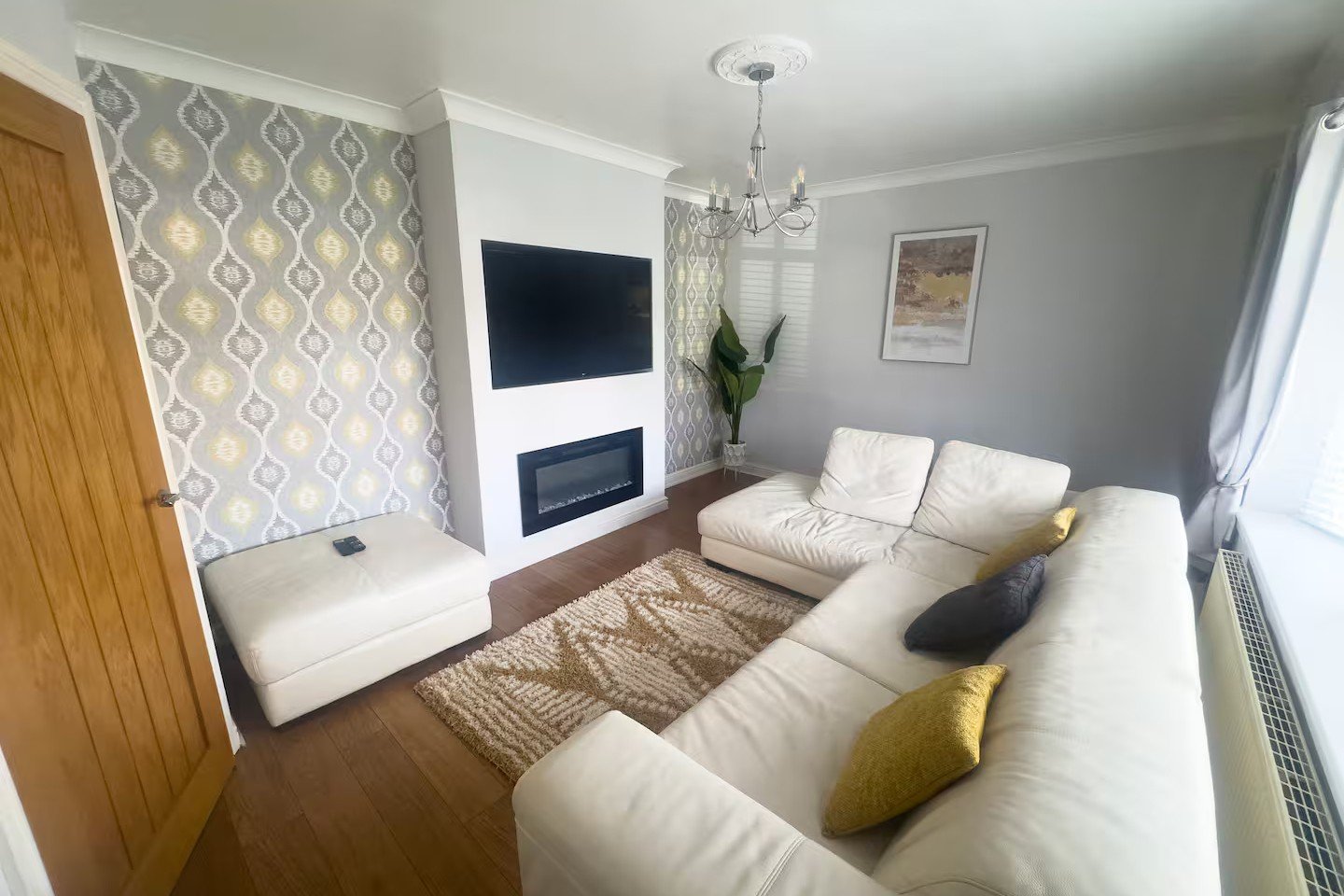 Pet Friendly Accommodation Birmingham | Drake Road House Pet-friendly-accommodation-in-Birmingham:-This-holiday-home-sleeps-ten-guests-in-Walsall-with-free-parking-and-four-bedrooms.-Book-today.