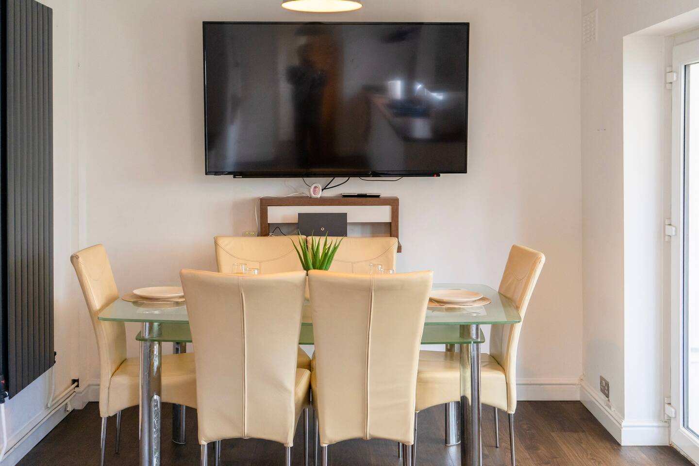 Pet Friendly Accommodation Birmingham | Drake Road House Pet-friendly-accommodation-in-Birmingham:-This-holiday-home-sleeps-ten-guests-in-Walsall-with-free-parking-and-four-bedrooms.-Book-today.
