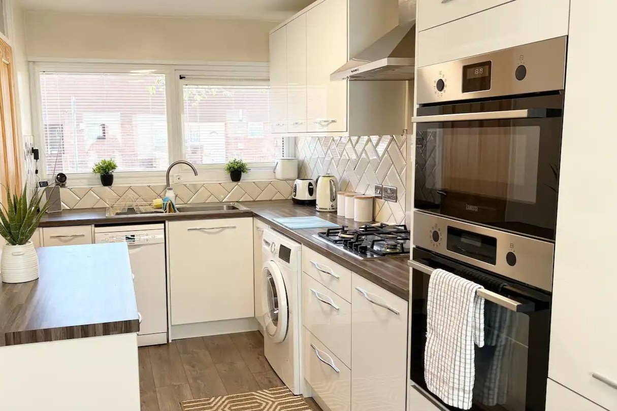 Accommodation Waltham Abbey | Gant Court 2-Bed House Accommodation-in-Waltham-Abbey-at-Gant-Court.-2-bed-house-for-4-guests-with-garden,-free-parking,-and-easy-access-to-Lee-Valley-Park.