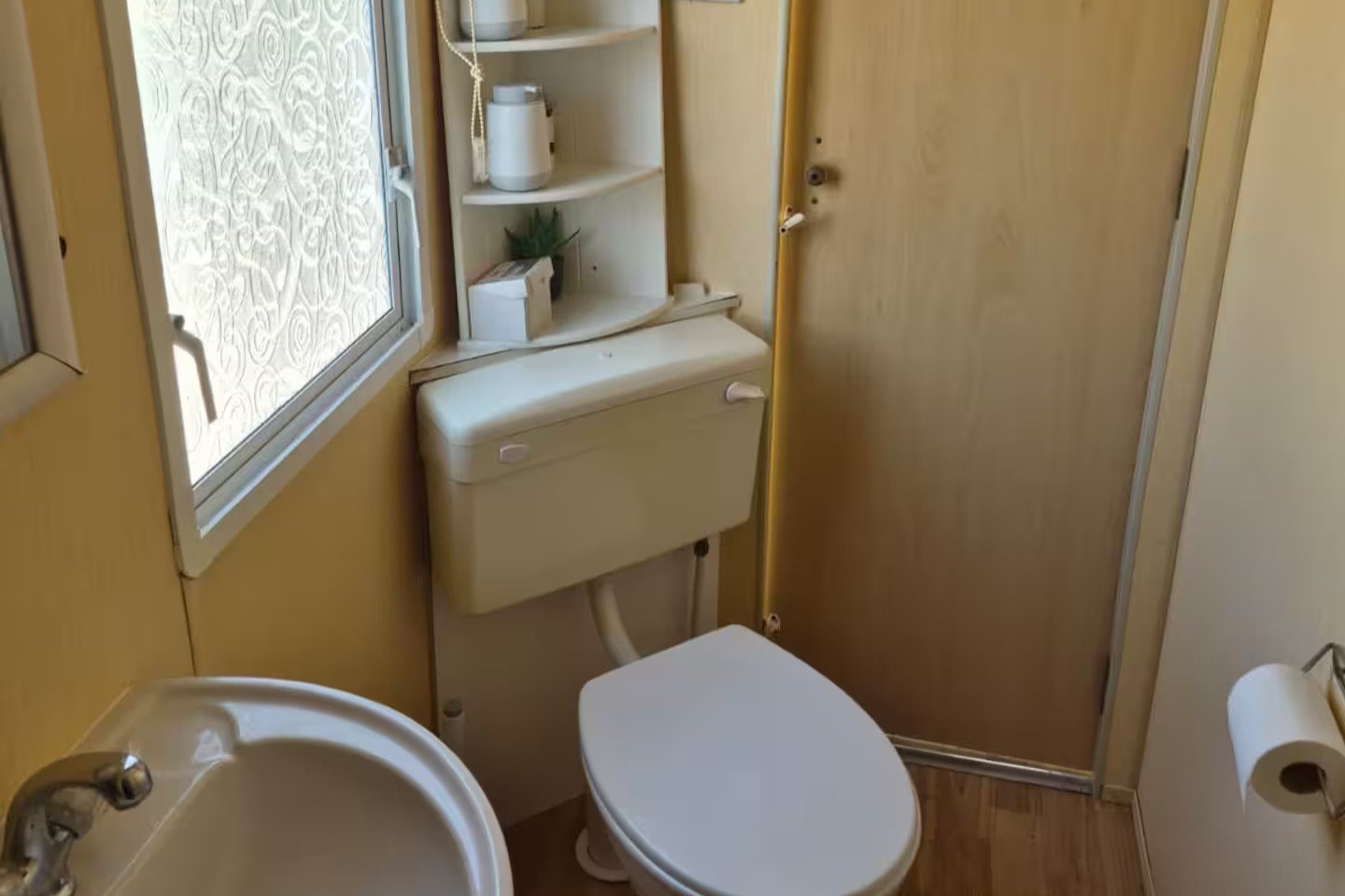 Pet Friendly Accommodation Isle of Whight | The Fairway Apartment Enjoy-pet-friendly-accommodation-in-Sandown,-Isle-of-Wight.-This-two-bedroom-apartment-sleeps-four-and-offers-parking-and-easy-access-to-beaches.