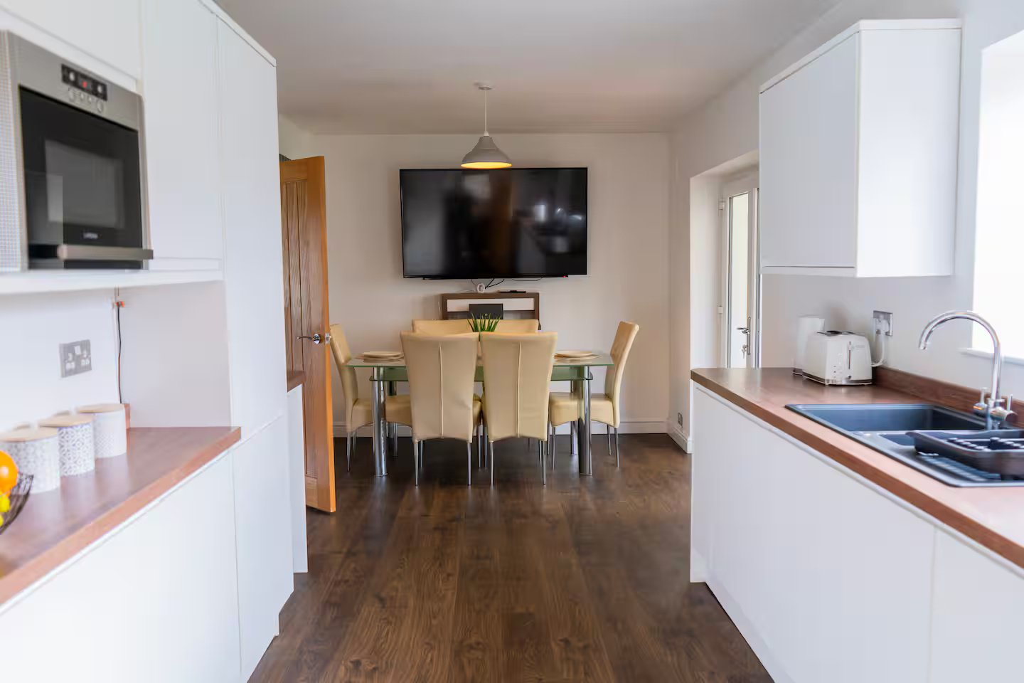 Pet Friendly Accommodation Birmingham | Drake Road House Pet-friendly-accommodation-in-Birmingham:-This-holiday-home-sleeps-ten-guests-in-Walsall-with-free-parking-and-four-bedrooms.-Book-today.