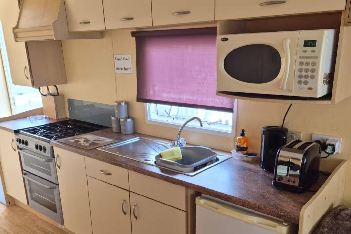 Pet Friendly Accommodation Isle of Whight | The Fairway Apartment Enjoy-pet-friendly-accommodation-in-Sandown,-Isle-of-Wight.-This-two-bedroom-apartment-sleeps-four-and-offers-parking-and-easy-access-to-beaches.