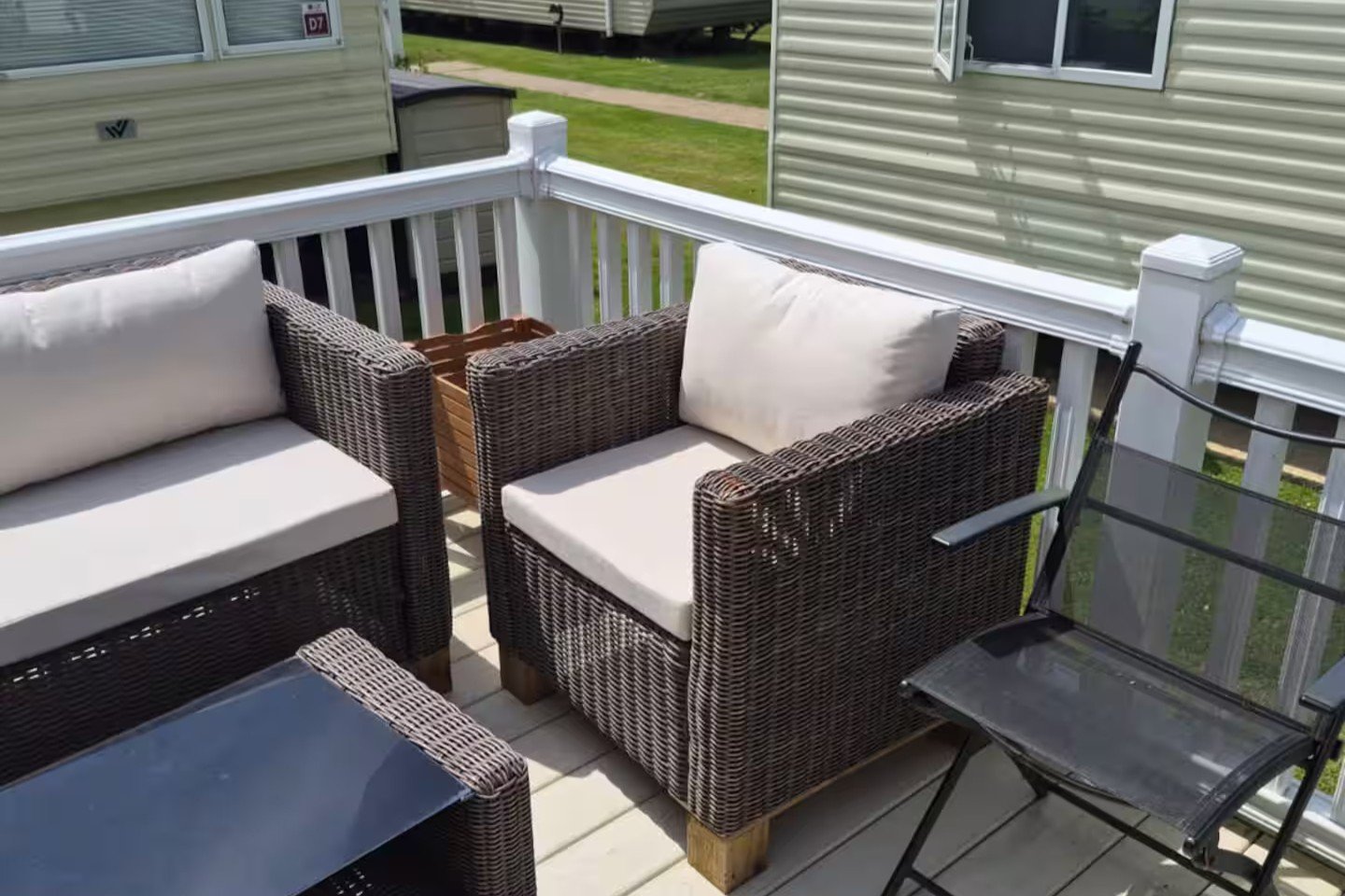 Pet Friendly Accommodation Isle of Whight | The Fairway Apartment Enjoy-pet-friendly-accommodation-in-Sandown,-Isle-of-Wight.-This-two-bedroom-apartment-sleeps-four-and-offers-parking-and-easy-access-to-beaches.