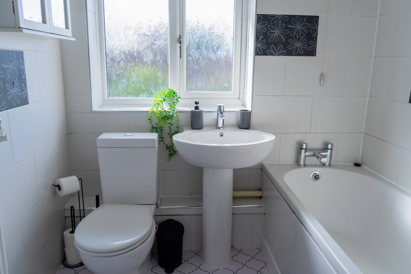 Pet Friendly Accommodation Birmingham | Drake Road House Pet-friendly-accommodation-in-Birmingham:-This-holiday-home-sleeps-ten-guests-in-Walsall-with-free-parking-and-four-bedrooms.-Book-today.