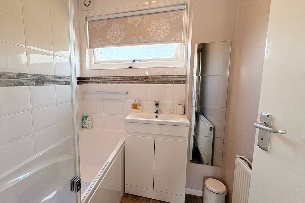 Accommodation Waltham Abbey | Gant Court 2-Bed House Accommodation-in-Waltham-Abbey-at-Gant-Court.-2-bed-house-for-4-guests-with-garden,-free-parking,-and-easy-access-to-Lee-Valley-Park.