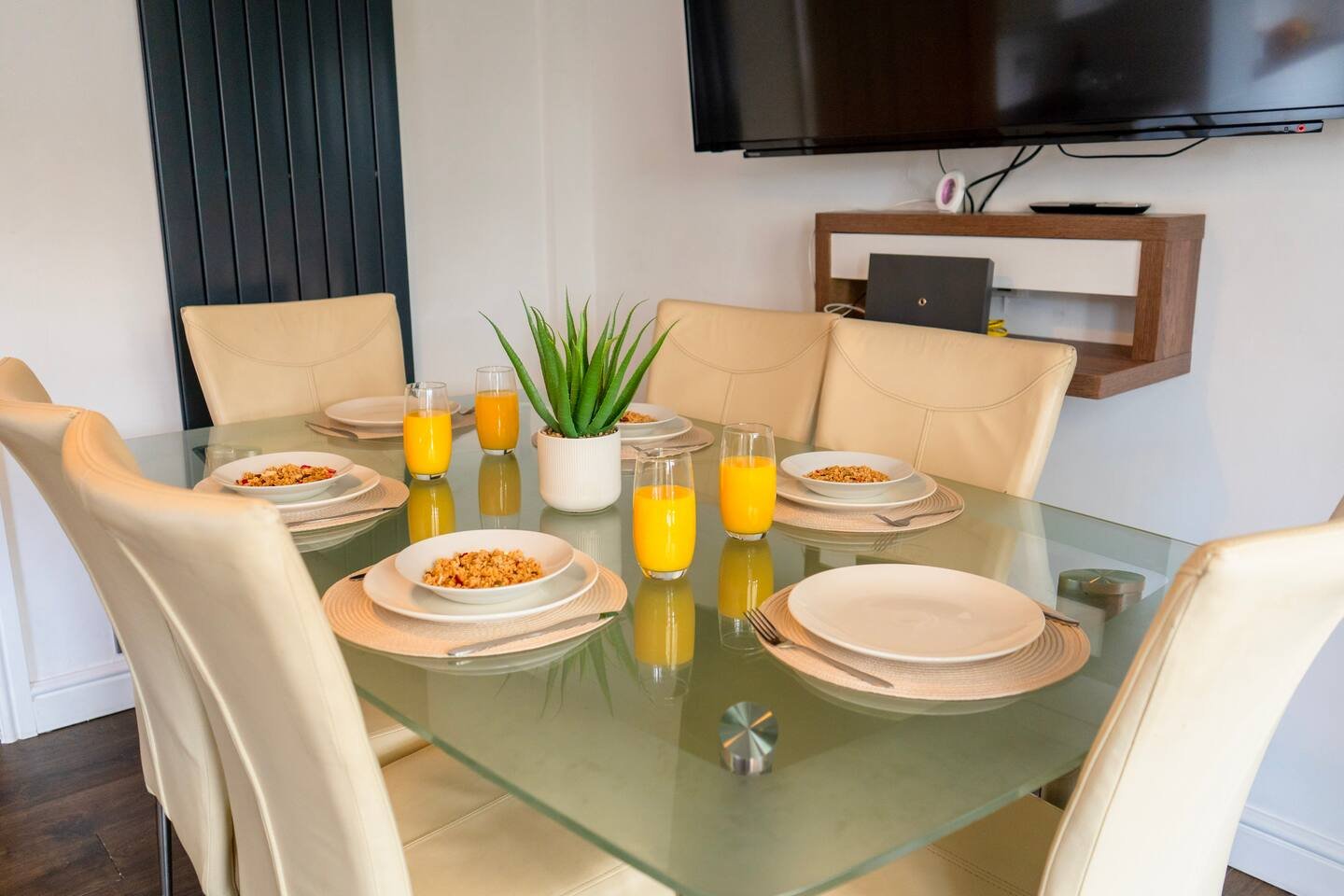 Pet Friendly Accommodation Birmingham | Drake Road House Pet-friendly-accommodation-in-Birmingham:-This-holiday-home-sleeps-ten-guests-in-Walsall-with-free-parking-and-four-bedrooms.-Book-today.