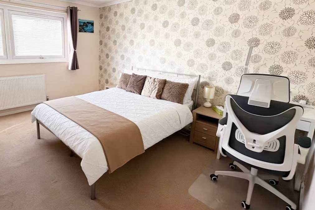 Accommodation Waltham Abbey | Gant Court 2-Bed House Accommodation-in-Waltham-Abbey-at-Gant-Court.-2-bed-house-for-4-guests-with-garden,-free-parking,-and-easy-access-to-Lee-Valley-Park.