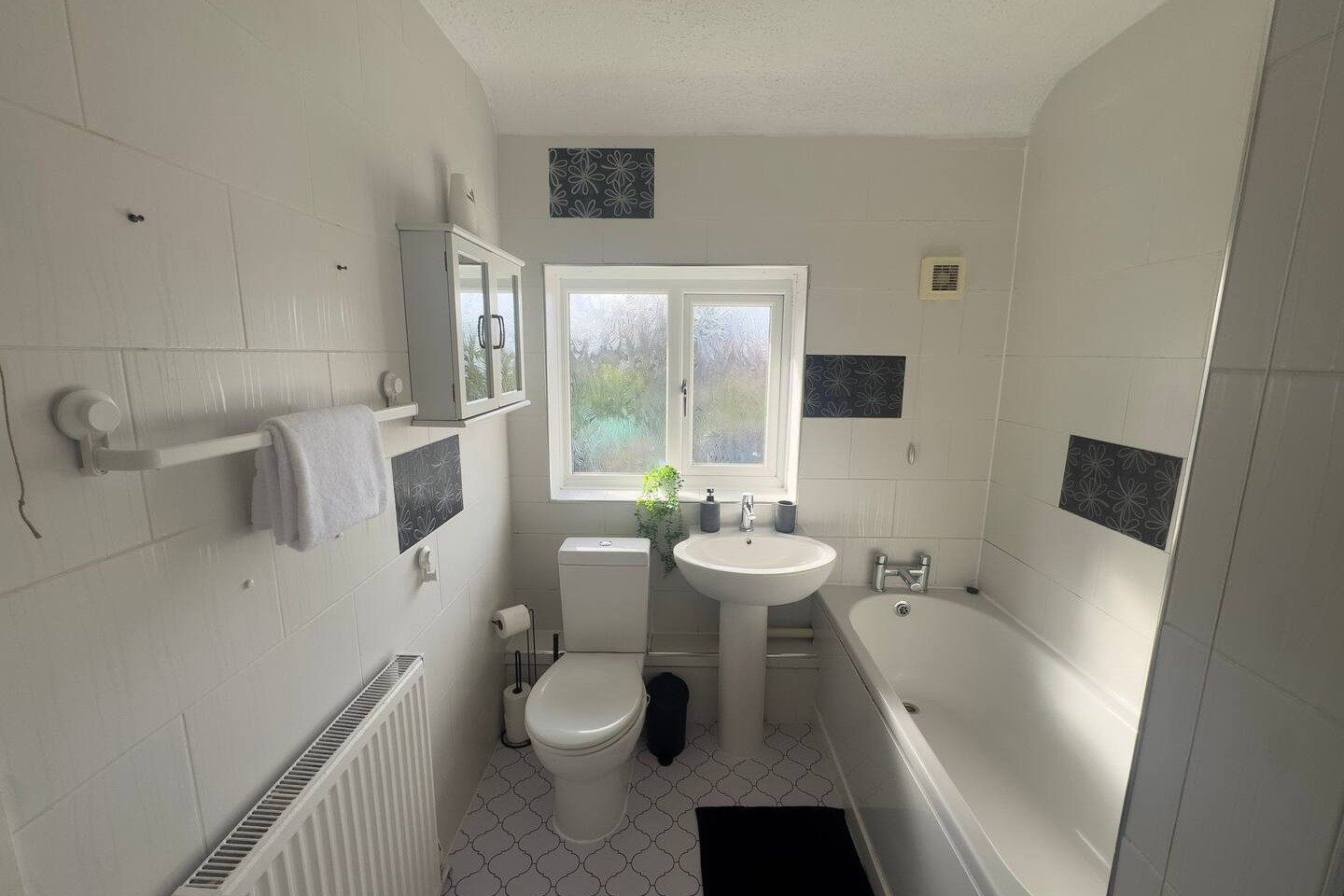 Pet Friendly Accommodation Birmingham | Drake Road House Pet-friendly-accommodation-in-Birmingham:-This-holiday-home-sleeps-ten-guests-in-Walsall-with-free-parking-and-four-bedrooms.-Book-today.