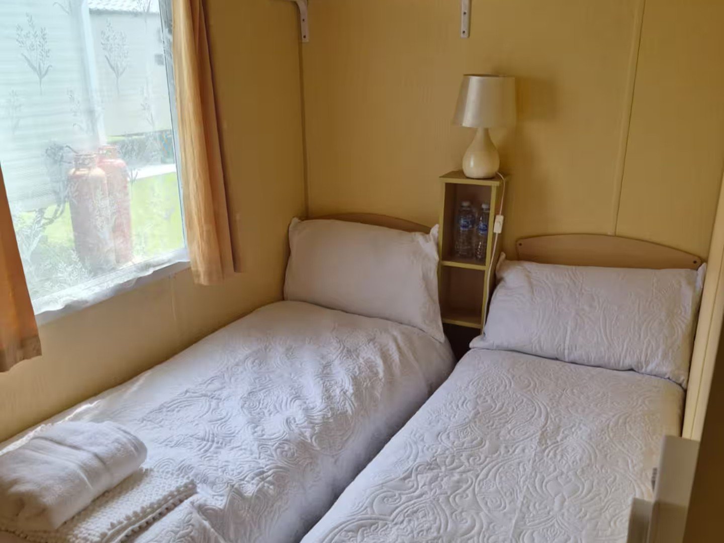 Pet Friendly Accommodation Isle of Whight | The Fairway Apartment Enjoy-pet-friendly-accommodation-in-Sandown,-Isle-of-Wight.-This-two-bedroom-apartment-sleeps-four-and-offers-parking-and-easy-access-to-beaches.