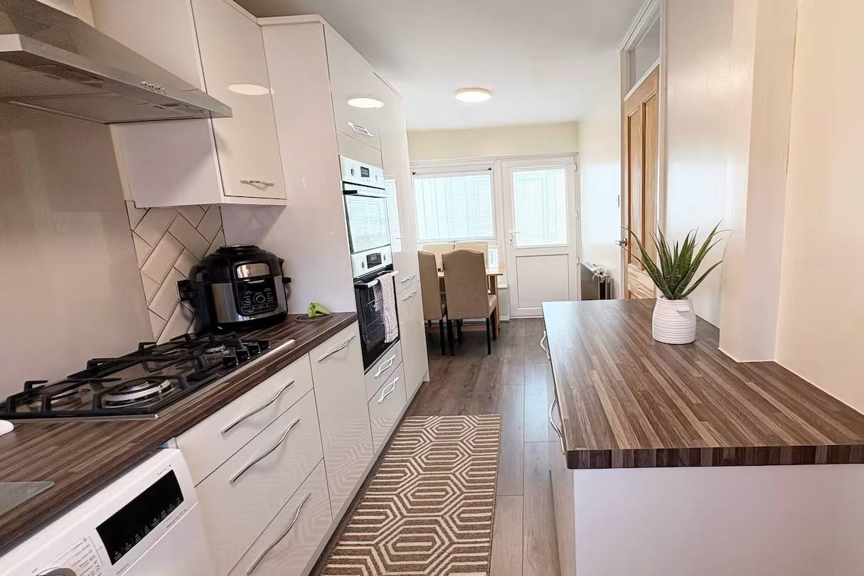 Accommodation Waltham Abbey | Gant Court 2-Bed House Accommodation-in-Waltham-Abbey-at-Gant-Court.-2-bed-house-for-4-guests-with-garden,-free-parking,-and-easy-access-to-Lee-Valley-Park.