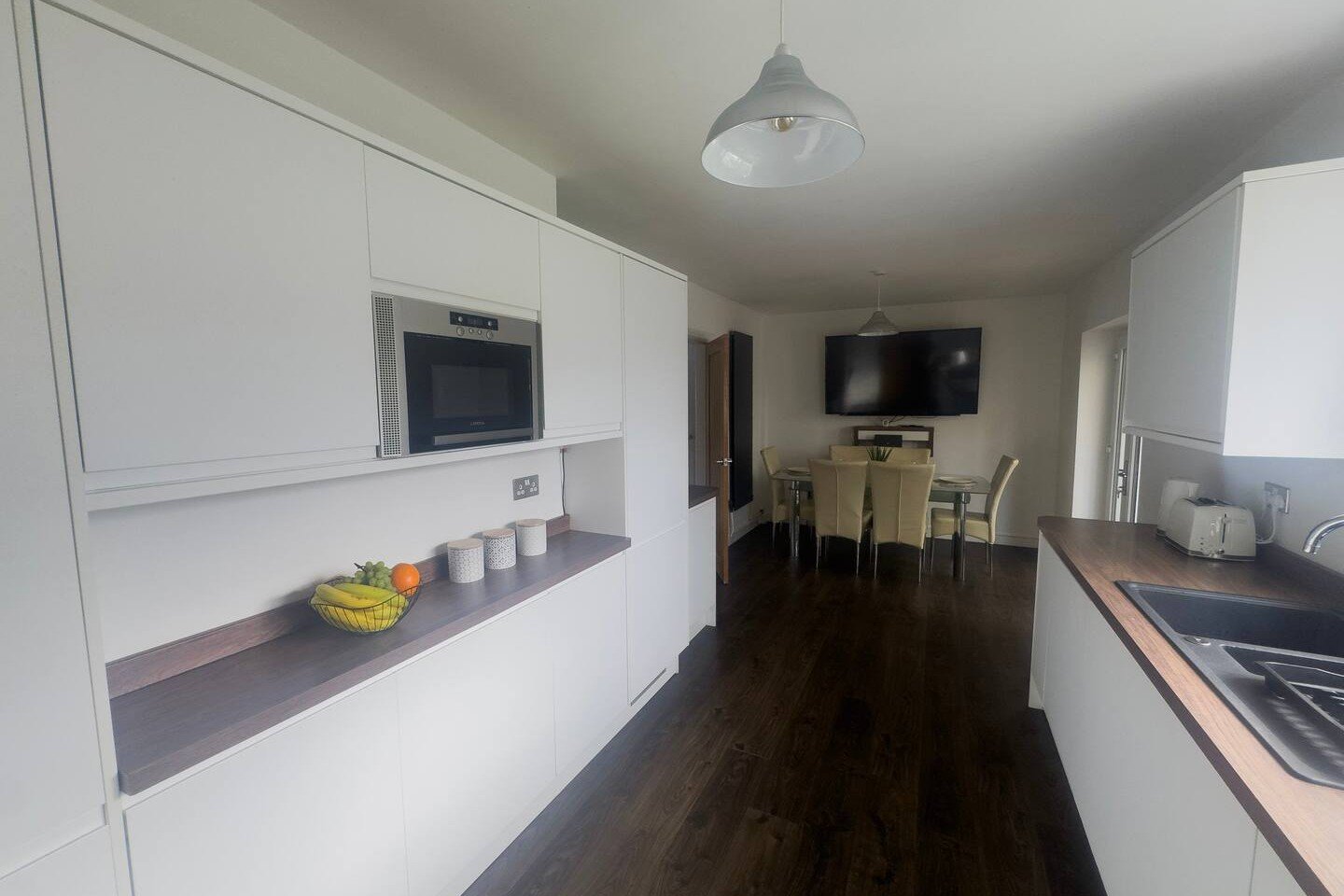 Pet Friendly Accommodation Birmingham | Drake Road House Pet-friendly-accommodation-in-Birmingham:-This-holiday-home-sleeps-ten-guests-in-Walsall-with-free-parking-and-four-bedrooms.-Book-today.