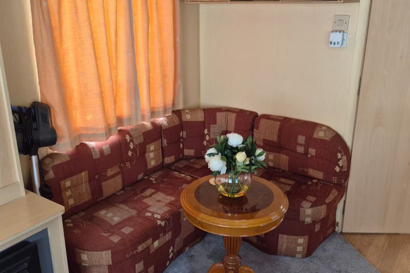 Pet Friendly Accommodation Isle of Whight | The Fairway Apartment Enjoy-pet-friendly-accommodation-in-Sandown,-Isle-of-Wight.-This-two-bedroom-apartment-sleeps-four-and-offers-parking-and-easy-access-to-beaches.