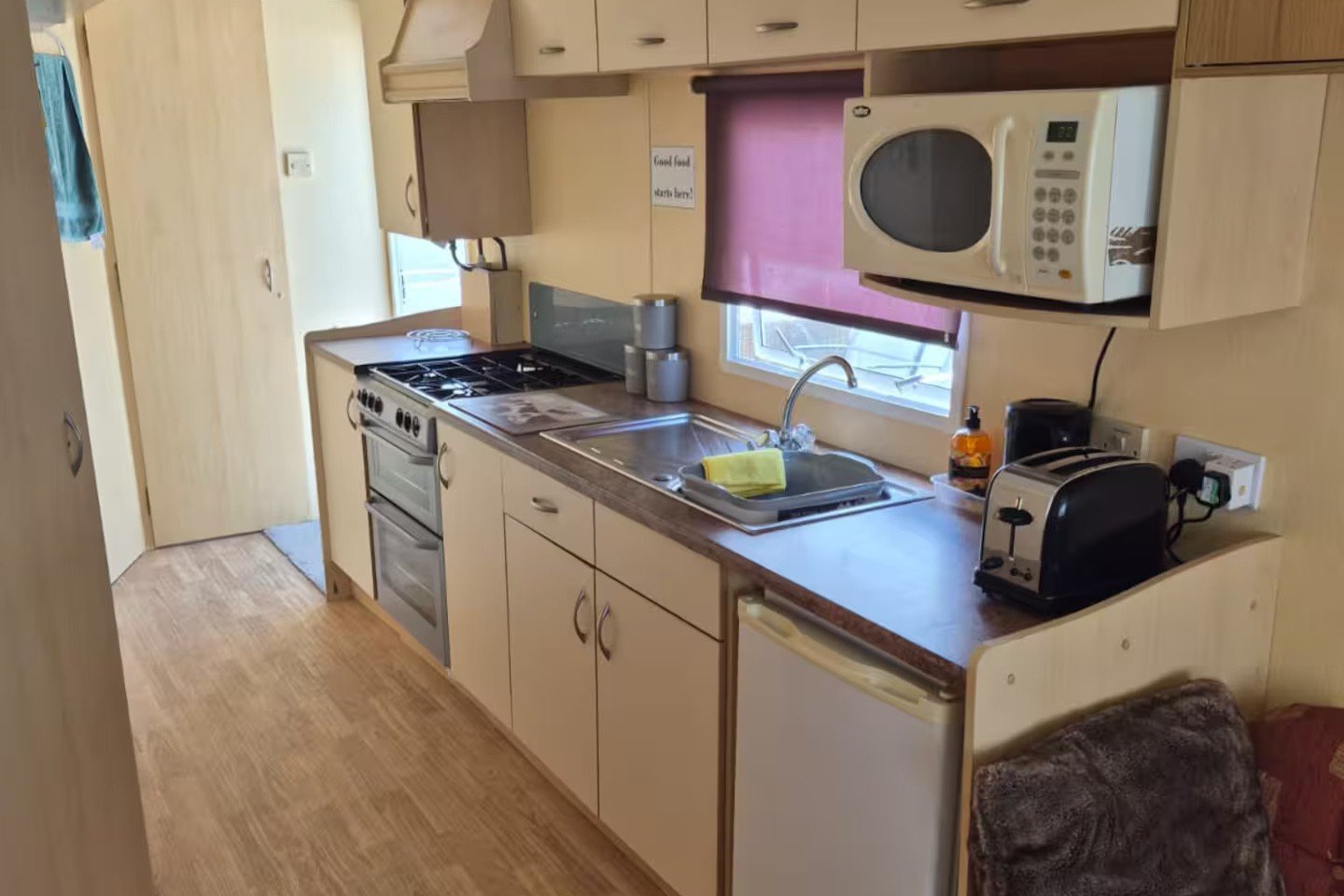Pet Friendly Accommodation Isle of Whight | The Fairway Apartment Enjoy-pet-friendly-accommodation-in-Sandown,-Isle-of-Wight.-This-two-bedroom-apartment-sleeps-four-and-offers-parking-and-easy-access-to-beaches.