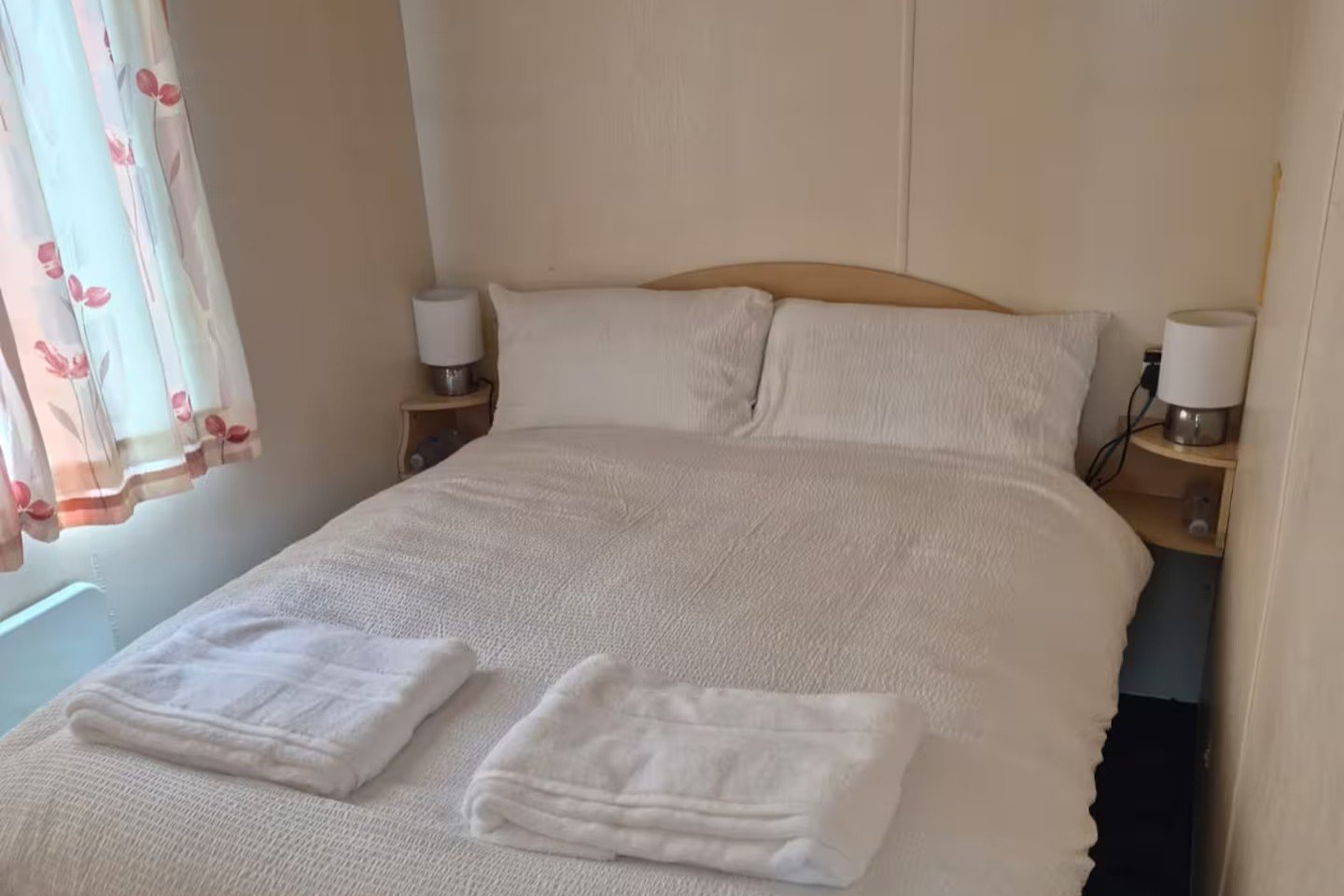 Pet Friendly Accommodation Isle of Whight | The Fairway Apartment Enjoy-pet-friendly-accommodation-in-Sandown,-Isle-of-Wight.-This-two-bedroom-apartment-sleeps-four-and-offers-parking-and-easy-access-to-beaches.