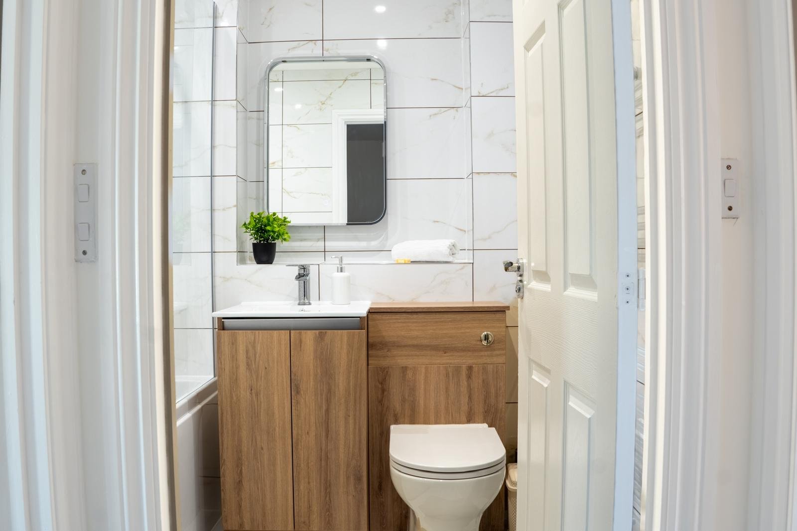 Short Let Accommodation Birmingham | West Bromwich Home Find-short-let-accommodation-near-Birmingham-at-West-Bromwich-Home.-A-convenient-holiday-apartment-in-the-West-Midlands.