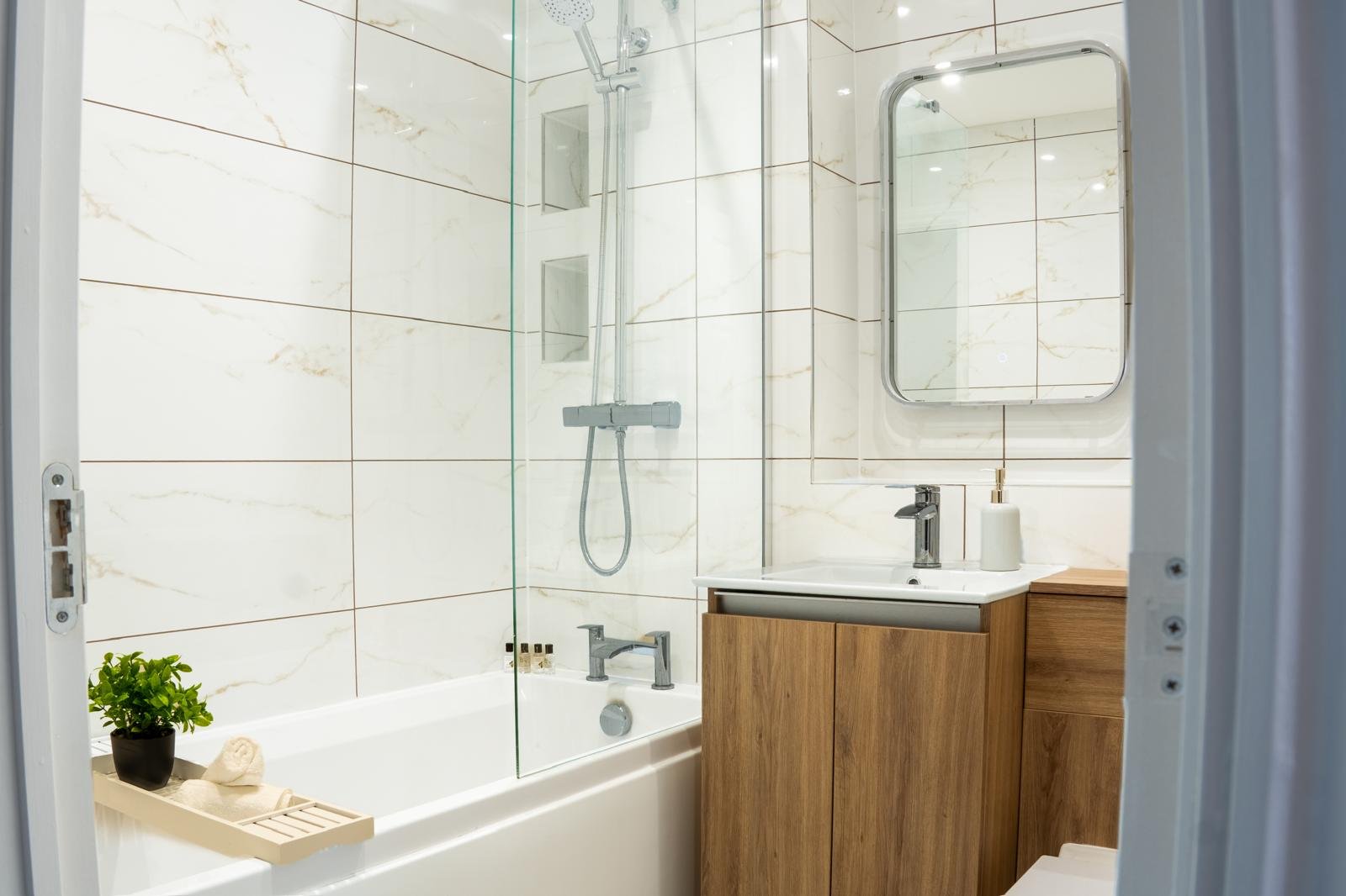 Short Let Accommodation Birmingham | West Bromwich Home Find-short-let-accommodation-near-Birmingham-at-West-Bromwich-Home.-A-convenient-holiday-apartment-in-the-West-Midlands.