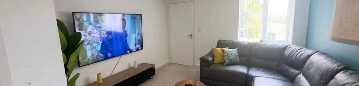 Holiday Let Coventry | Large Short Let Apartment with Parking Book the best holiday let in Coventry with parking. This pet-friendly accommodation has a private garden and is available for weekly rentals