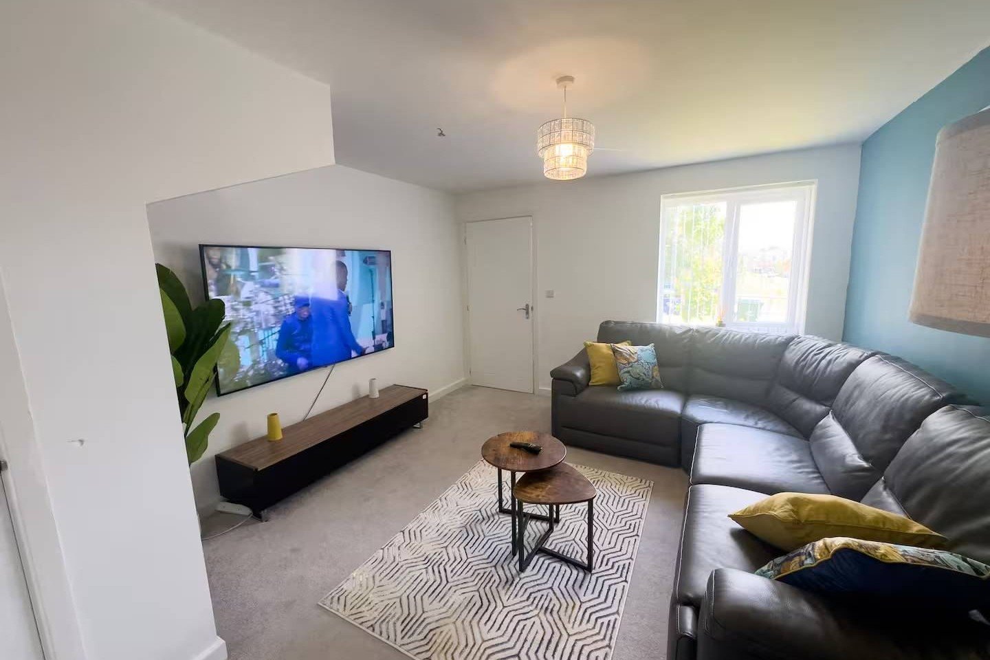 Holiday Let Coventry | Large Short Let Apartment with Parking Book-the-best-holiday-let-in-Coventry-with-parking.-This-pet-friendly-accommodation-has-a-private-garden-and-is-available-for-weekly-rentals