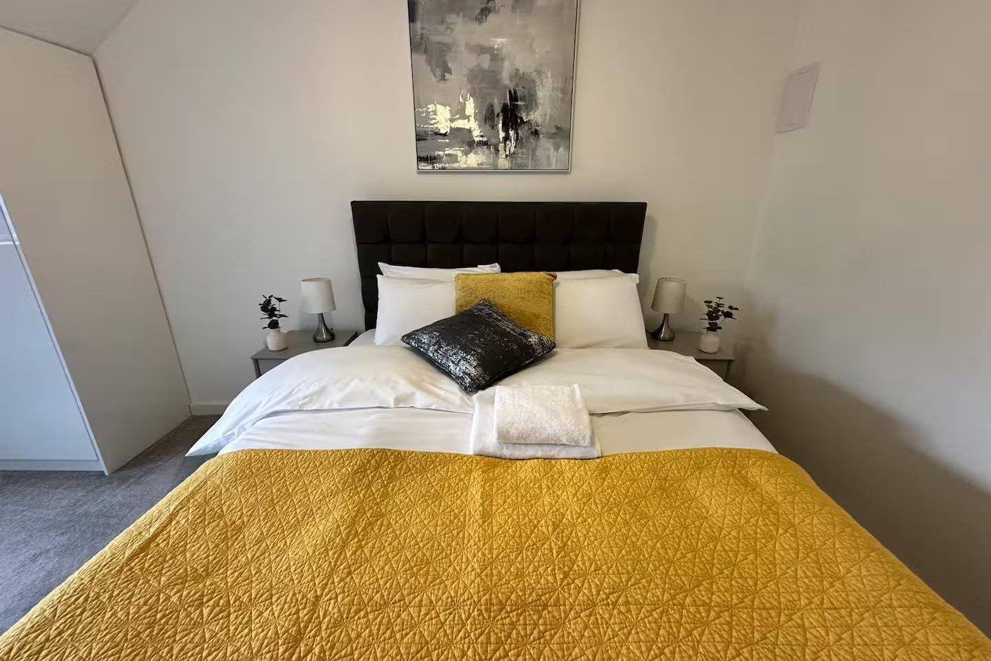 Holiday Let Coventry | Large Short Let Apartment with Parking Book-the-best-holiday-let-in-Coventry-with-parking.-This-pet-friendly-accommodation-has-a-private-garden-and-is-available-for-weekly-rentals