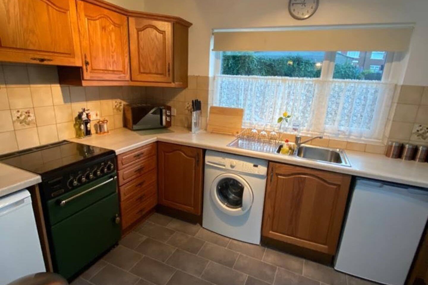 Serviced Apartments Doncaster UK | 4-Bed Holiday Home Book-a-Doncaster-holiday-let-for-up-to-8-guests.-Enjoy-four-bedrooms,-free-parking,-a-garage-&-pet-friendly-accommodation-in-South-Yorkshire.