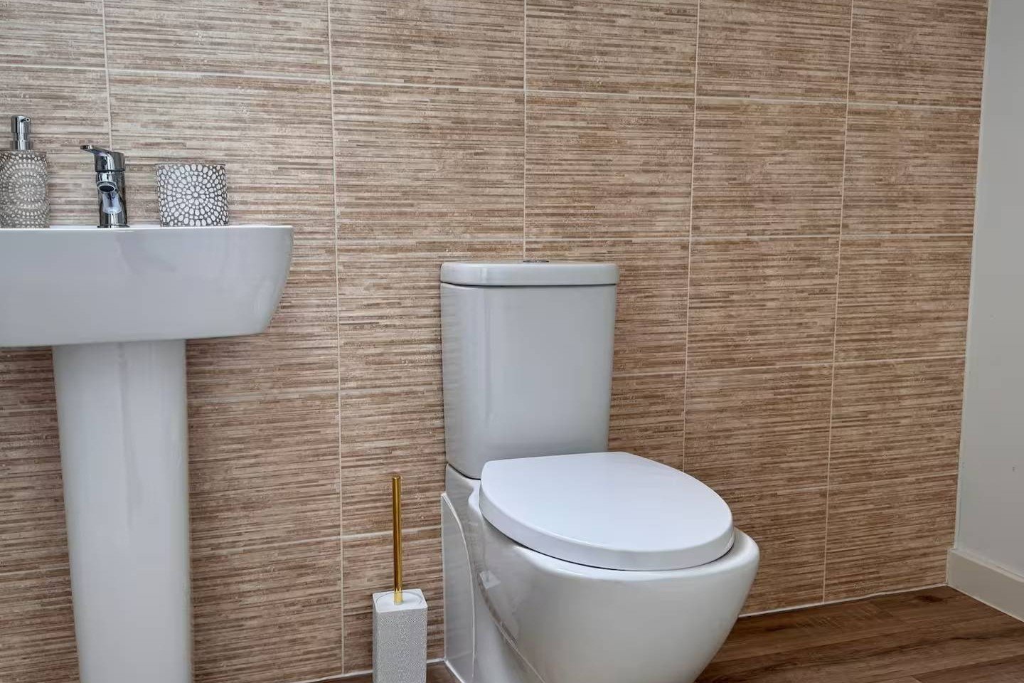 Holiday Let Coventry | Large Short Let Apartment with Parking Book-the-best-holiday-let-in-Coventry-with-parking.-This-pet-friendly-accommodation-has-a-private-garden-and-is-available-for-weekly-rentals