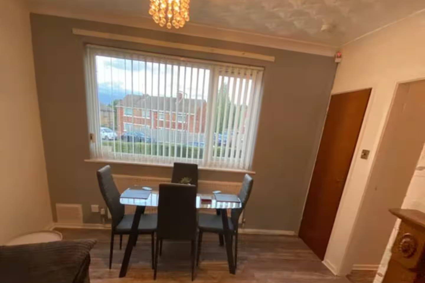 Serviced Apartments Doncaster UK | 4-Bed Holiday Home Book-a-Doncaster-holiday-let-for-up-to-8-guests.-Enjoy-four-bedrooms,-free-parking,-a-garage-&-pet-friendly-accommodation-in-South-Yorkshire.