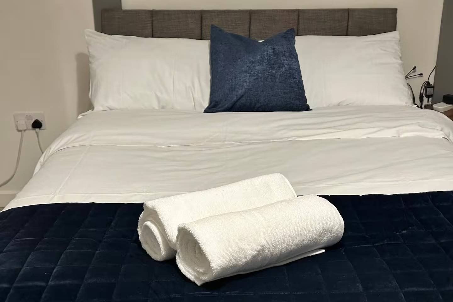 Holiday Home Wolverhampton | Goodwood Drive 4-Bed House Holiday-home-in-Wolverhampton-at-Goodwood-Drive.-4-bedroom-house-for-7-guests-with-free-parking,-pet-friendly-stay,-and-easy-access-to-Wolverhampton.