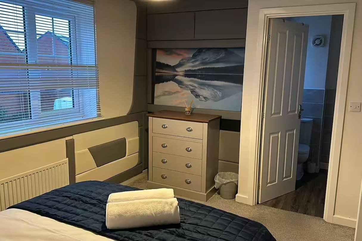 Holiday Home Wolverhampton | Goodwood Drive 4-Bed House Holiday-home-in-Wolverhampton-at-Goodwood-Drive.-4-bedroom-house-for-7-guests-with-free-parking,-pet-friendly-stay,-and-easy-access-to-Wolverhampton.