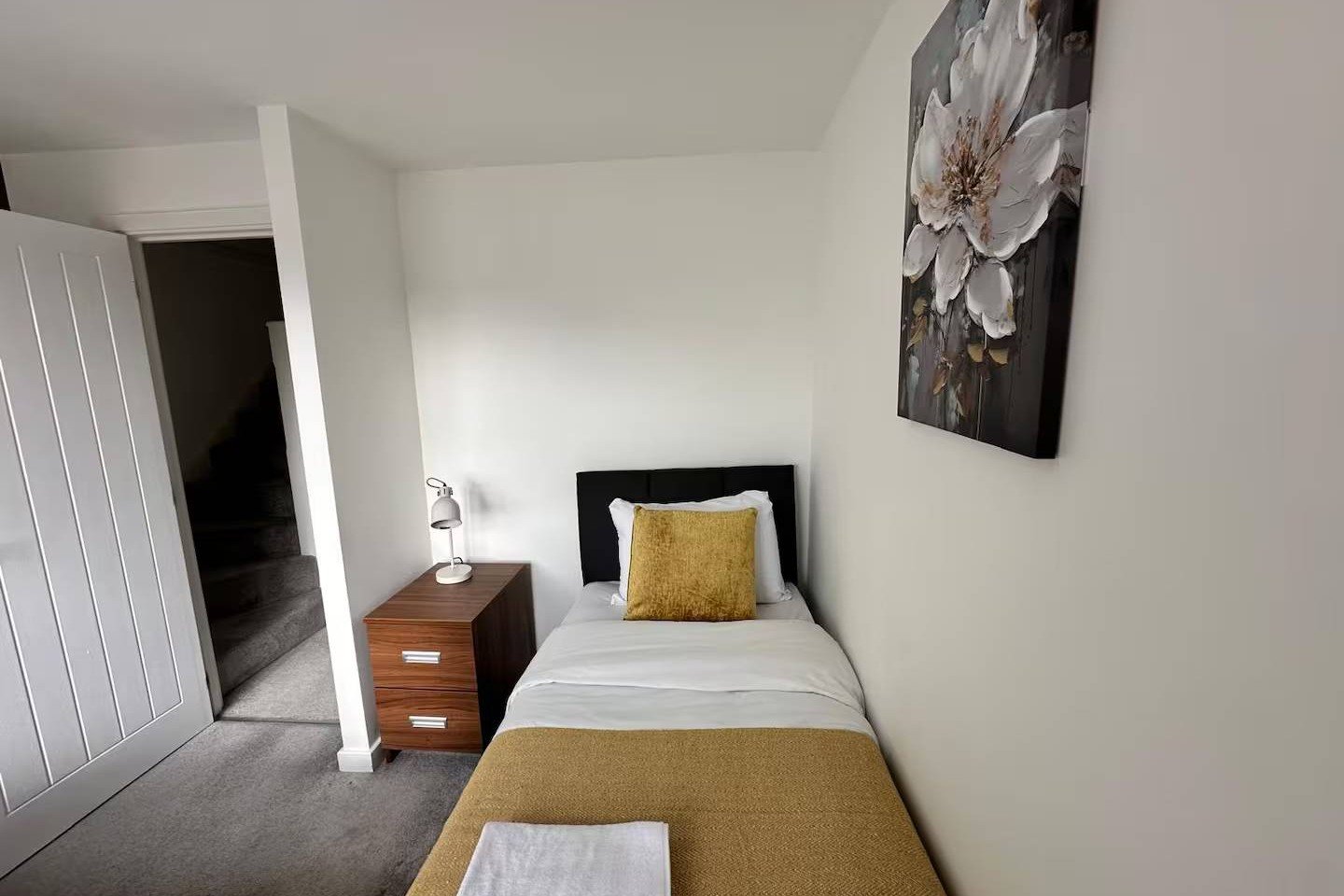Holiday Let Coventry | Large Short Let Apartment with Parking Book-the-best-holiday-let-in-Coventry-with-parking.-This-pet-friendly-accommodation-has-a-private-garden-and-is-available-for-weekly-rentals