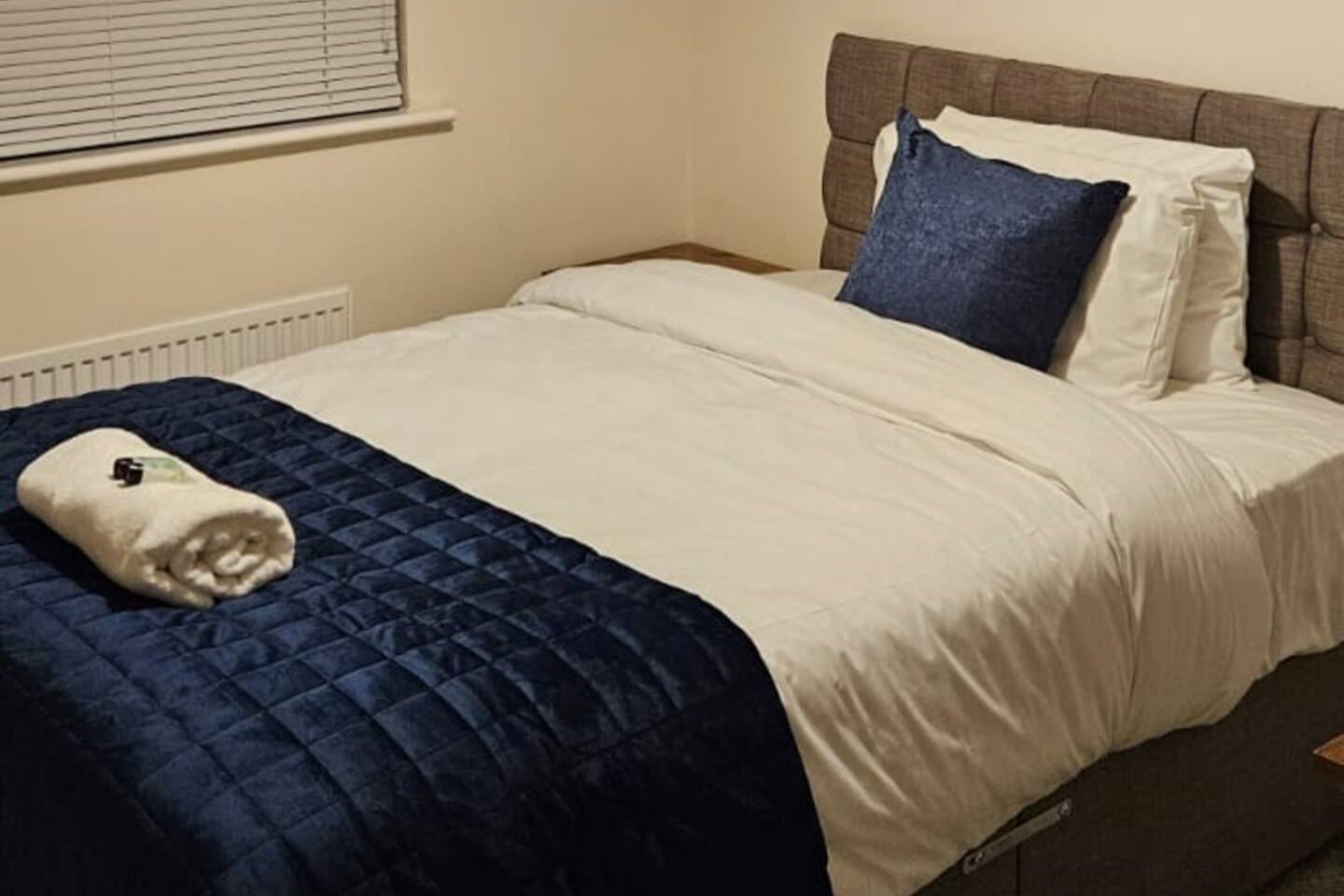 Holiday Home Wolverhampton | Goodwood Drive 4-Bed House Holiday-home-in-Wolverhampton-at-Goodwood-Drive.-4-bedroom-house-for-7-guests-with-free-parking,-pet-friendly-stay,-and-easy-access-to-Wolverhampton.