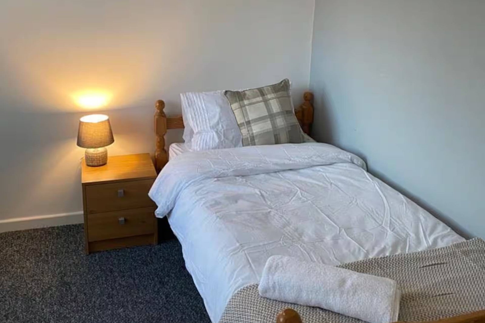 Serviced Apartments Doncaster UK | 4-Bed Holiday Home Book-a-Doncaster-holiday-let-for-up-to-8-guests.-Enjoy-four-bedrooms,-free-parking,-a-garage-&-pet-friendly-accommodation-in-South-Yorkshire.