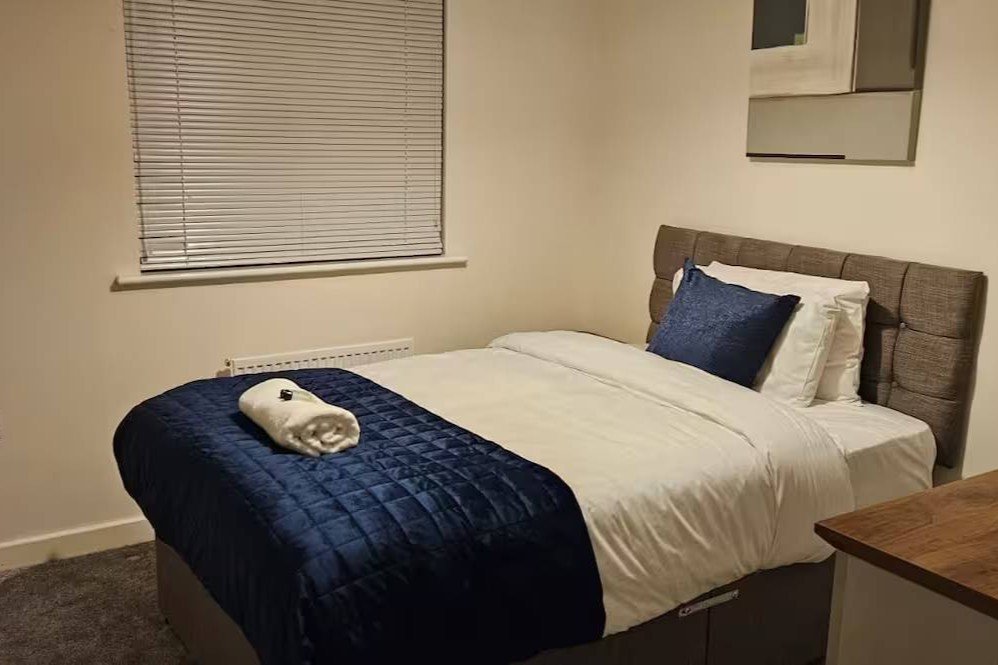 Holiday Home Wolverhampton | Goodwood Drive 4-Bed House Holiday-home-in-Wolverhampton-at-Goodwood-Drive.-4-bedroom-house-for-7-guests-with-free-parking,-pet-friendly-stay,-and-easy-access-to-Wolverhampton.