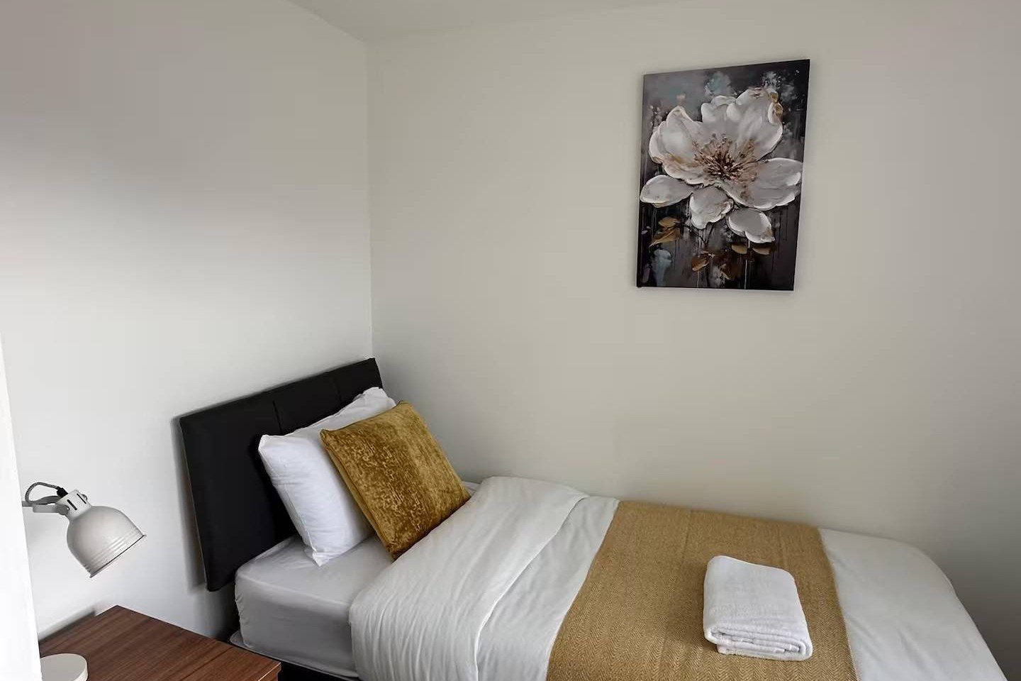 Holiday Let Coventry | Large Short Let Apartment with Parking Book-the-best-holiday-let-in-Coventry-with-parking.-This-pet-friendly-accommodation-has-a-private-garden-and-is-available-for-weekly-rentals