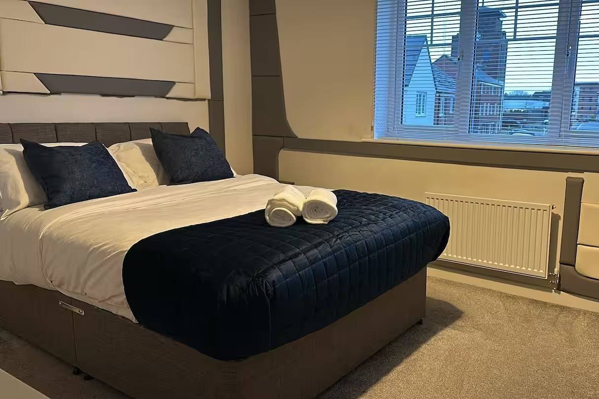 Holiday Home Wolverhampton | Goodwood Drive 4-Bed House Holiday-home-in-Wolverhampton-at-Goodwood-Drive.-4-bedroom-house-for-7-guests-with-free-parking,-pet-friendly-stay,-and-easy-access-to-Wolverhampton.