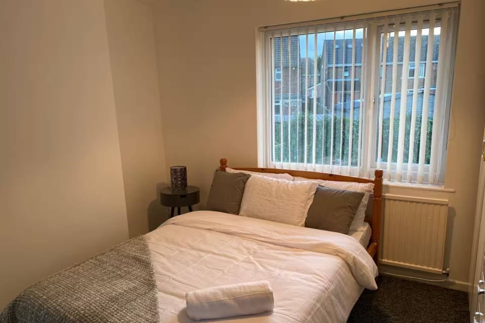 Serviced Apartments Doncaster UK | 4-Bed Holiday Home Book-a-Doncaster-holiday-let-for-up-to-8-guests.-Enjoy-four-bedrooms,-free-parking,-a-garage-&-pet-friendly-accommodation-in-South-Yorkshire.