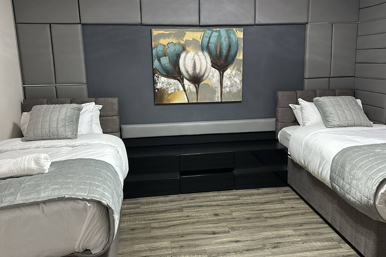Holiday Home Wolverhampton | Goodwood Drive 4-Bed House Holiday-home-in-Wolverhampton-at-Goodwood-Drive.-4-bedroom-house-for-7-guests-with-free-parking,-pet-friendly-stay,-and-easy-access-to-Wolverhampton.