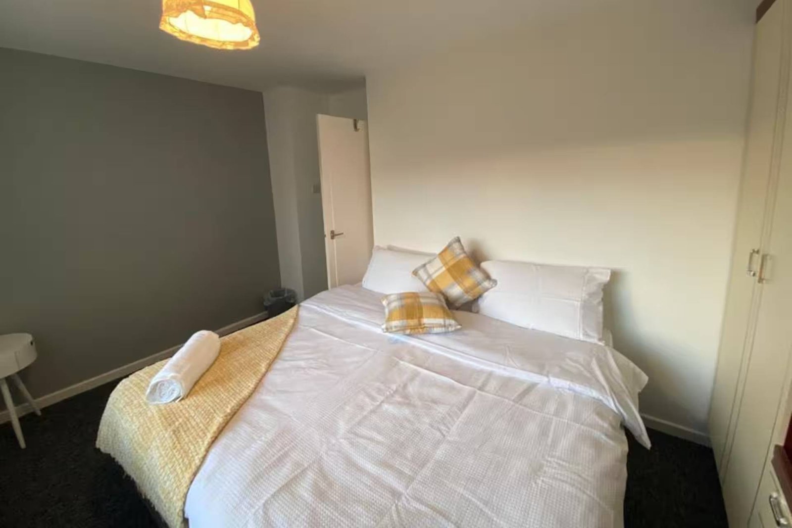 Serviced Apartments Doncaster UK | 4-Bed Holiday Home Book-a-Doncaster-holiday-let-for-up-to-8-guests.-Enjoy-four-bedrooms,-free-parking,-a-garage-&-pet-friendly-accommodation-in-South-Yorkshire.