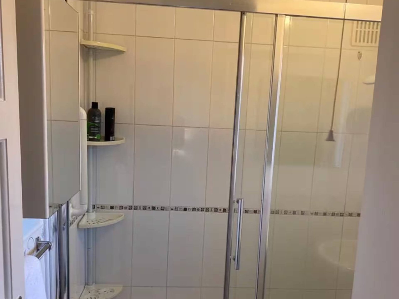 Serviced Apartments Doncaster UK | 4-Bed Holiday Home Book-a-Doncaster-holiday-let-for-up-to-8-guests.-Enjoy-four-bedrooms,-free-parking,-a-garage-&-pet-friendly-accommodation-in-South-Yorkshire.