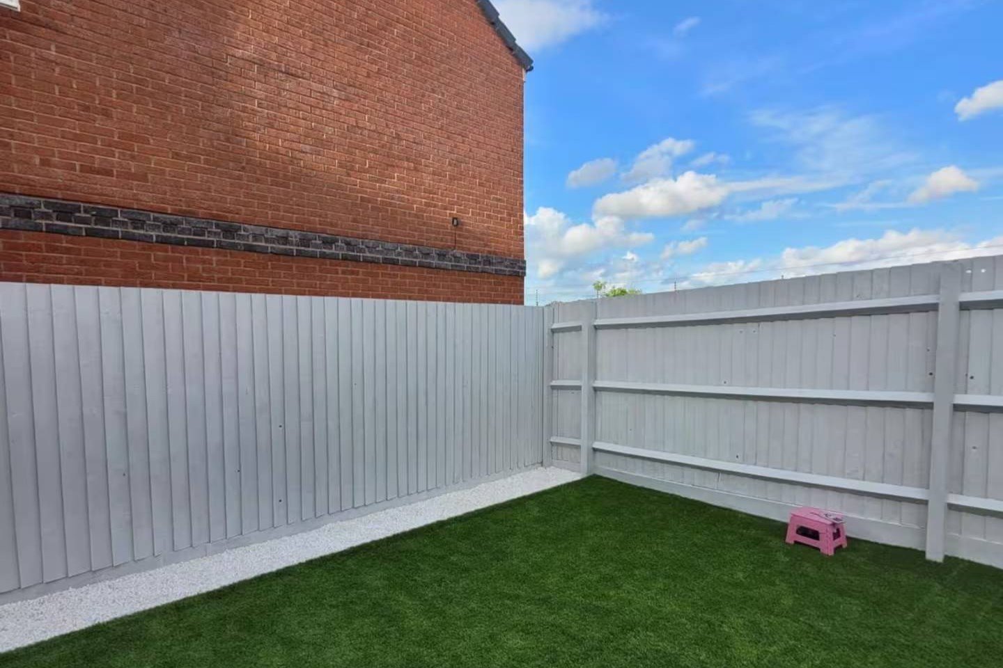 Holiday Home Wolverhampton | Goodwood Drive 4-Bed House Holiday-home-in-Wolverhampton-at-Goodwood-Drive.-4-bedroom-house-for-7-guests-with-free-parking,-pet-friendly-stay,-and-easy-access-to-Wolverhampton.