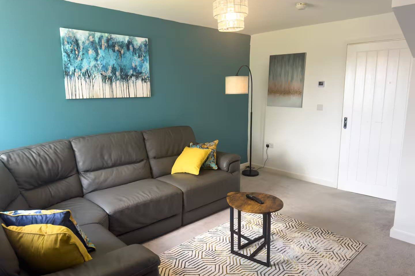 Holiday Let Coventry | Large Short Let Apartment with Parking Book-the-best-holiday-let-in-Coventry-with-parking.-This-pet-friendly-accommodation-has-a-private-garden-and-is-available-for-weekly-rentals