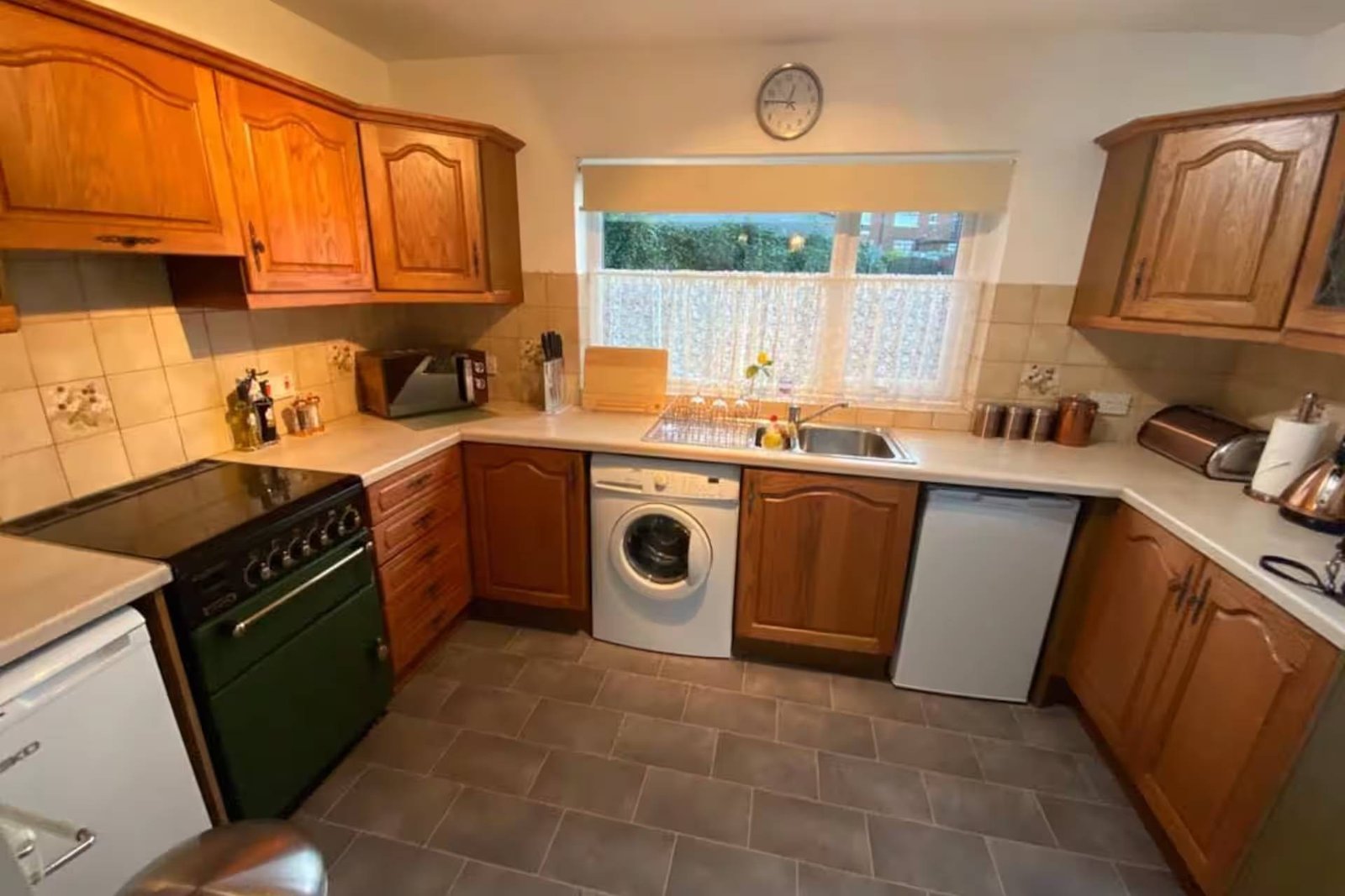 Serviced Apartments Doncaster UK | 4-Bed Holiday Home Book-a-Doncaster-holiday-let-for-up-to-8-guests.-Enjoy-four-bedrooms,-free-parking,-a-garage-&-pet-friendly-accommodation-in-South-Yorkshire.