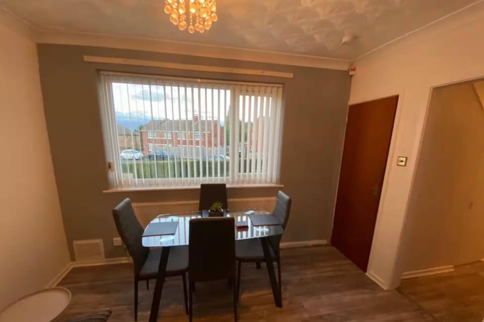 Serviced Apartments Doncaster UK | 4-Bed Holiday Home Book-a-Doncaster-holiday-let-for-up-to-8-guests.-Enjoy-four-bedrooms,-free-parking,-a-garage-&-pet-friendly-accommodation-in-South-Yorkshire.