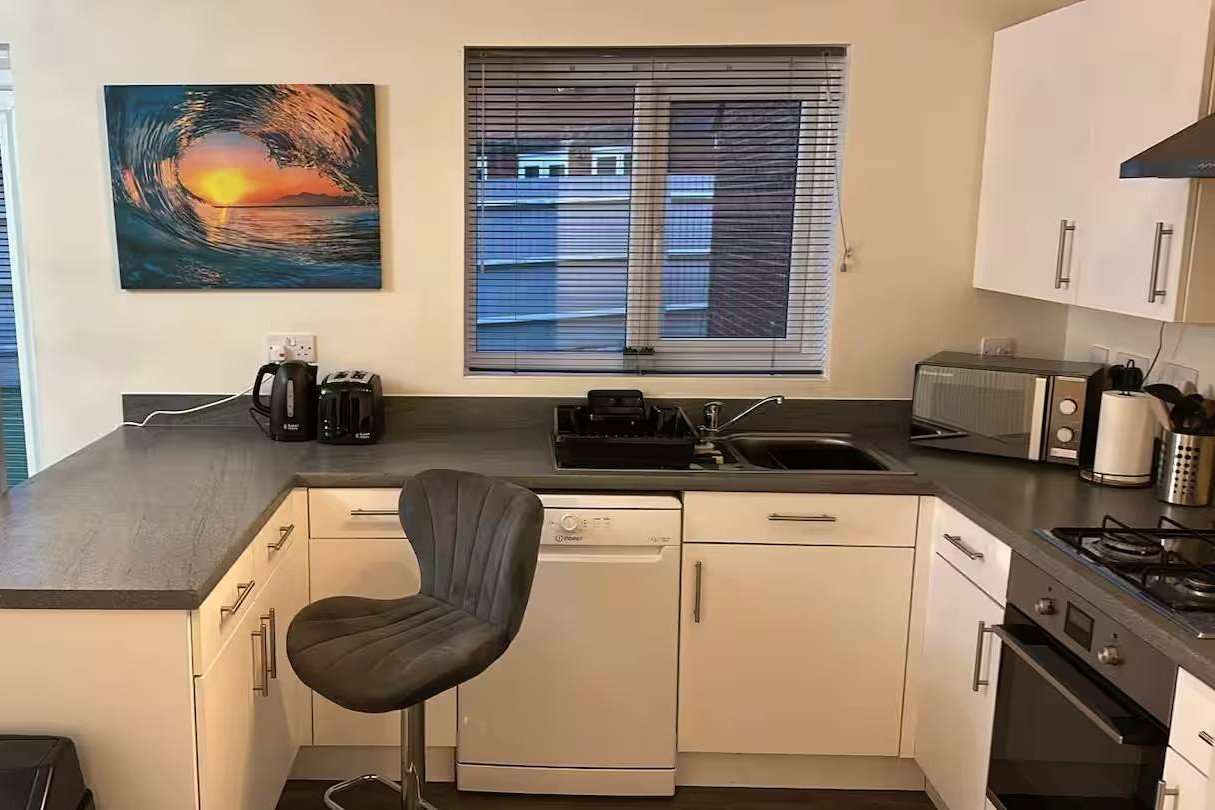 Holiday Home Wolverhampton | Goodwood Drive 4-Bed House Holiday-home-in-Wolverhampton-at-Goodwood-Drive.-4-bedroom-house-for-7-guests-with-free-parking,-pet-friendly-stay,-and-easy-access-to-Wolverhampton.
