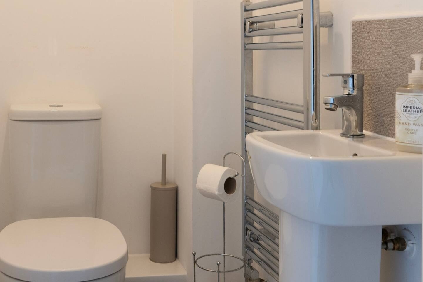Holiday Let Coventry | Large Short Let Apartment with Parking Book-the-best-holiday-let-in-Coventry-with-parking.-This-pet-friendly-accommodation-has-a-private-garden-and-is-available-for-weekly-rentals